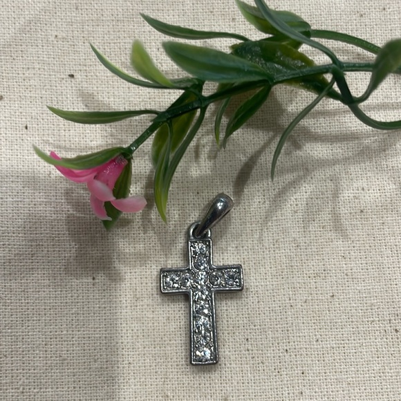 FAITHFUL ELEGANCE Cross Pendant - Picture 3 of 6
